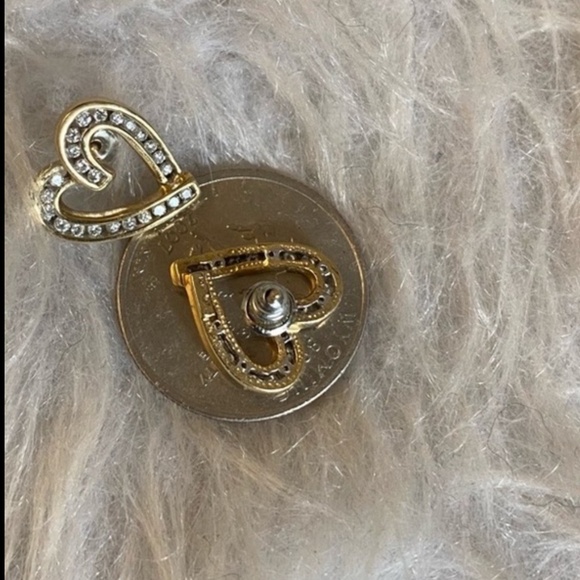 ⭐️10K Gold⭐️ Classic Diamond 💎 Heart 💗 Stud Earrings EUC - Picture 9 of 10